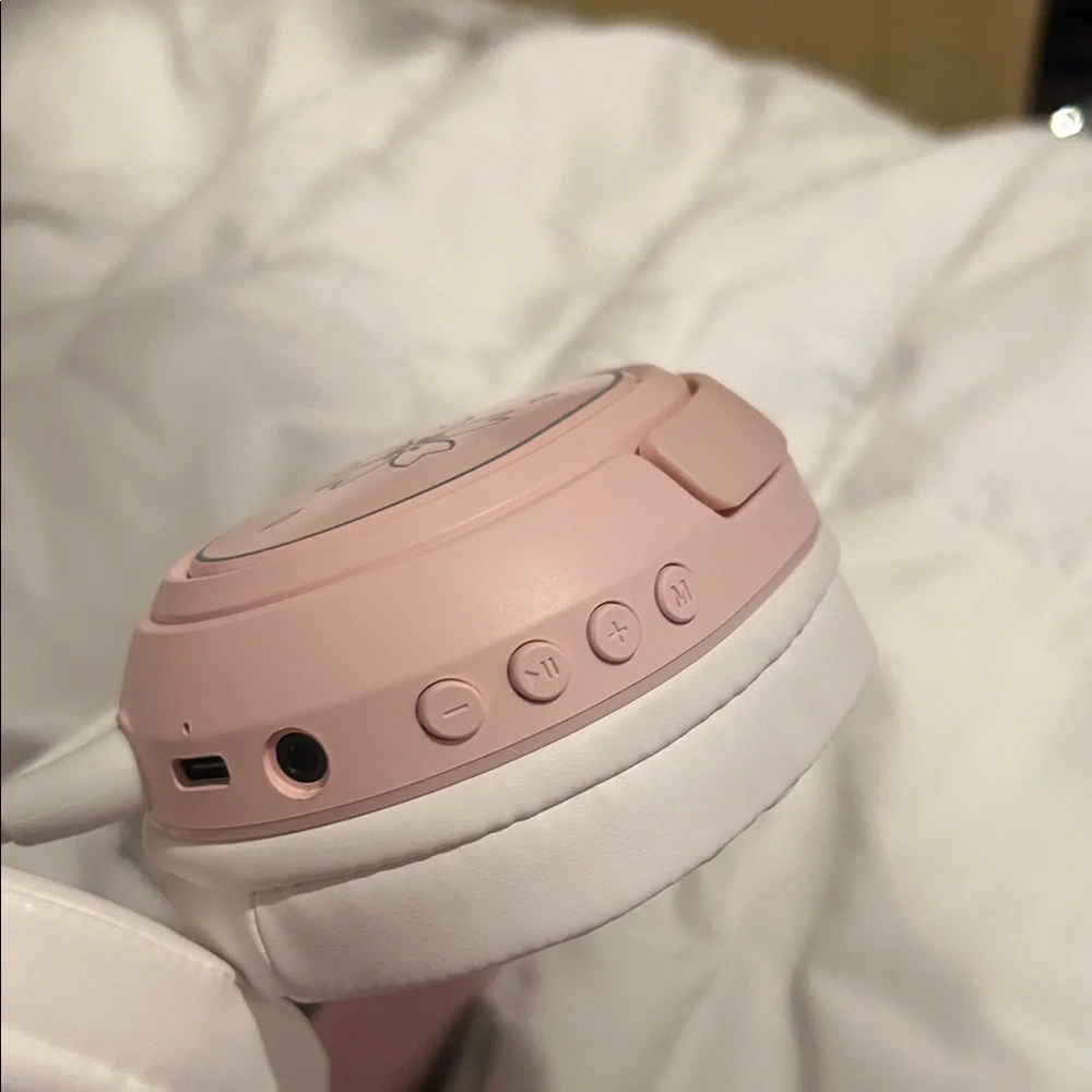 Pink Wireless Over-Ear Headphones with Flower Design for gaming